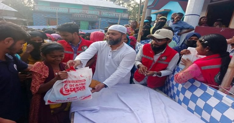 মির্জাগঞ্জে ৭০০ অসহায় পরিবারে ইফতার সামগ্রী বিতরণ