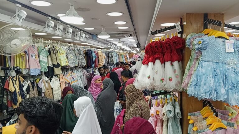 বরিশালে জমে উঠেছে ঈদের কেনাকাটা
