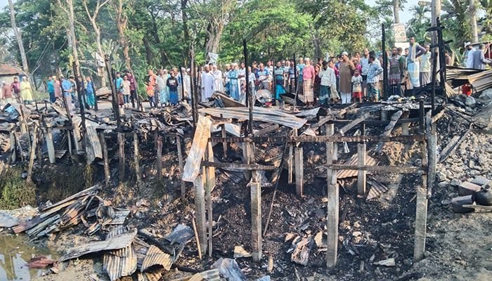 আমতলীতে মধ্যরাতে ভয়াবহ অগ্নিকাণ্ডে পুড়ল সাতটি দোকান