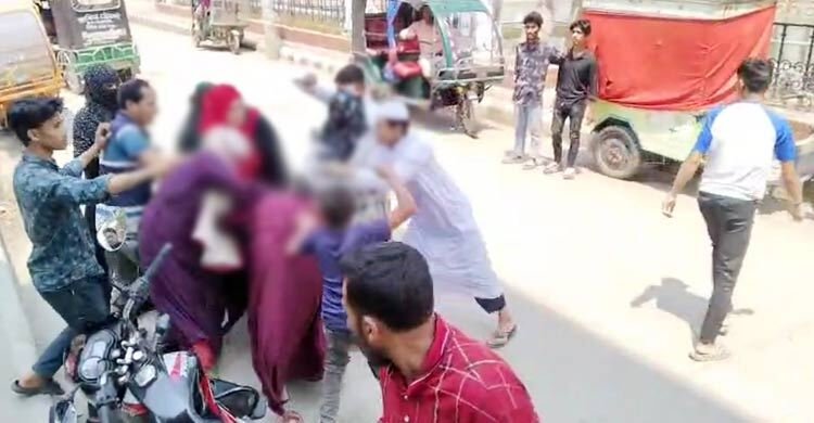 মানববন্ধন করতে এসে অভিযুক্ত নারীকে পেয়ে মারধর