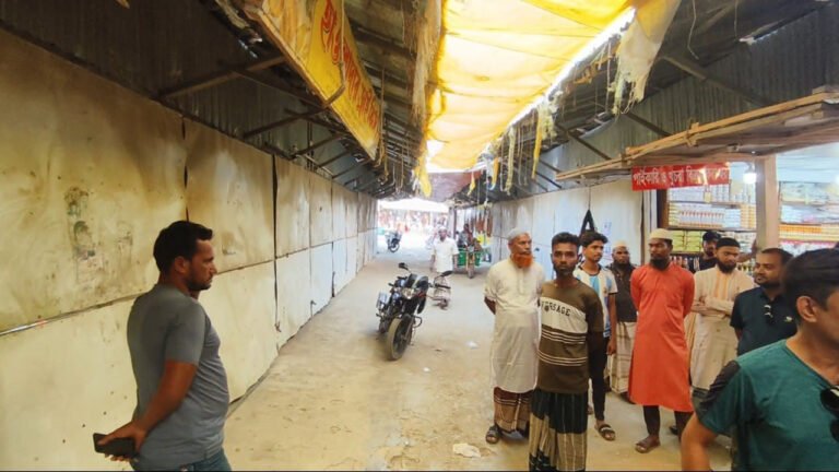 কুয়াকাটায় বিএনপি সভাপতির ছেলেদের দোকানে তালা: ব্যবসায়ীদের বিপদে পড়ার আশঙ্কা