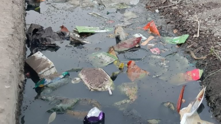 বরিশাল বিশ্ববিদ্যালয়ের সামনে ময়লার ভাগাড়, দুর্ভোগে শিক্ষার্থীরা