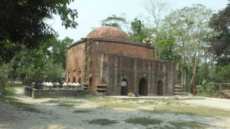 ঐতিহ্যের সাক্ষী মজিদবাড়িয়া শাহি মসজিদ বিলীনের পথে!