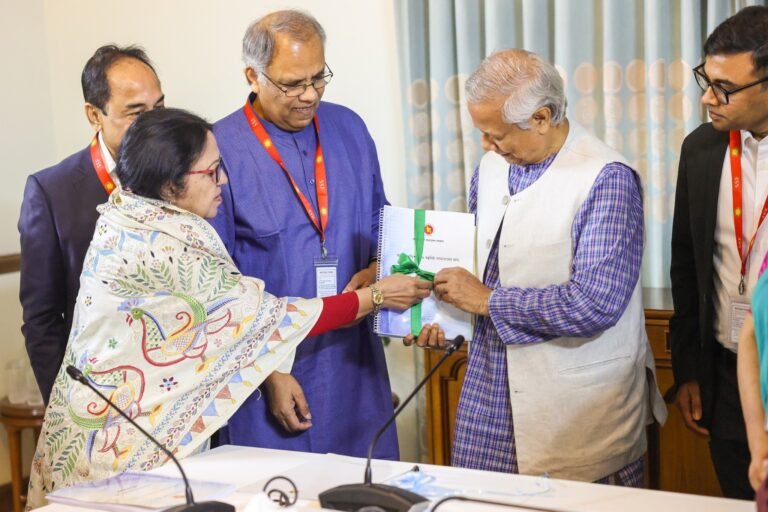 গণমাধ্যম সংস্কারের নতুন প্রতিবেদন প্রধান উপদেষ্টার কাছে হস্তান্তর