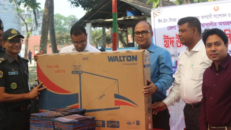 পটুয়াখালী জেলা কারাগারে বন্দিদের জন্য ঈদ উপহার বিতরণ