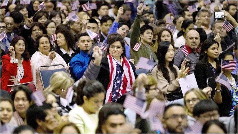 ৫ লাখের বেশি অভিবাসীর বৈধতা বাতিল করলেন ট্রাম্প