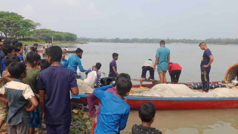 সুগন্ধা নদীতে লঞ্চের ধাক্কায় নৌকাডুবি, শিশু নিখোঁজ
