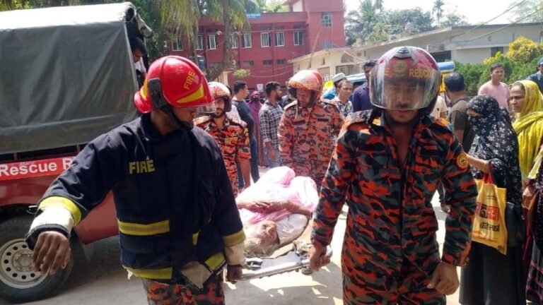 বরিশালে বাসের ধাক্কায় সাবেক সেনাসদস্য নিহত, আহত ২