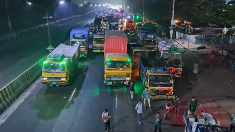 ধর্ষণের বিচার দাবিতে মধ্যরাতে জাবি শিক্ষার্থীদের মহাসড়ক অবরোধ