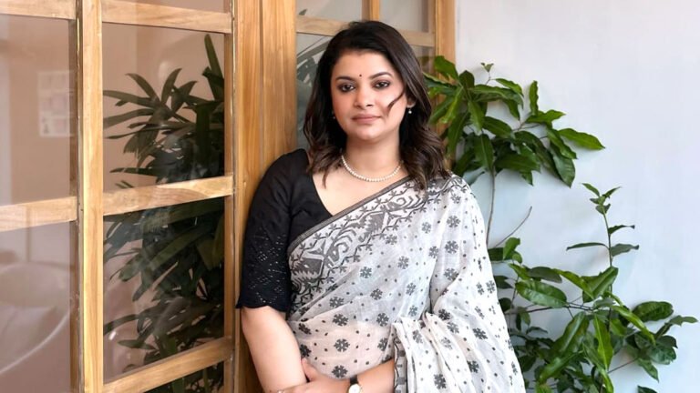 শবনম ফারিয়াকে আপত্তিকর মন্তব্য করে চাকরি হারালেন সেই যুবক