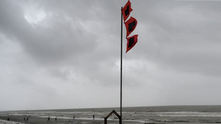 নদীবন্দরে সতর্ক সংকেত, ঝড়ের আভাস