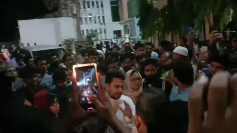 বরিশালে নাহিদ ইসলামের সামনেই দুই গ্রুপের হাতাহাতি, উত্তেজনা ছড়াল