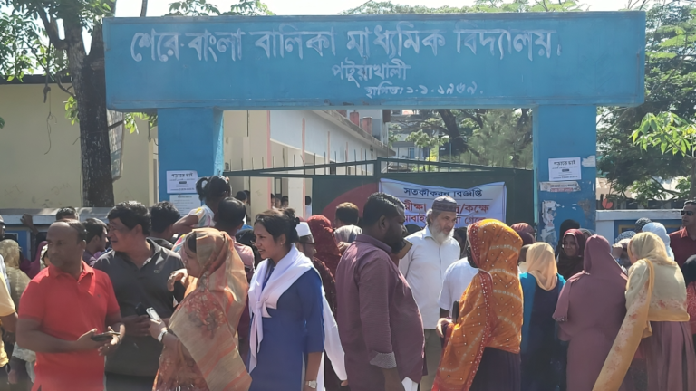 পটুয়াখালীতে শুরু হলো এসএসসি ও সমমানের পরীক্ষা: ৭২ কেন্দ্রে অংশ নিচ্ছে প্রায় ২৬ হাজার পরীক্ষার্থী