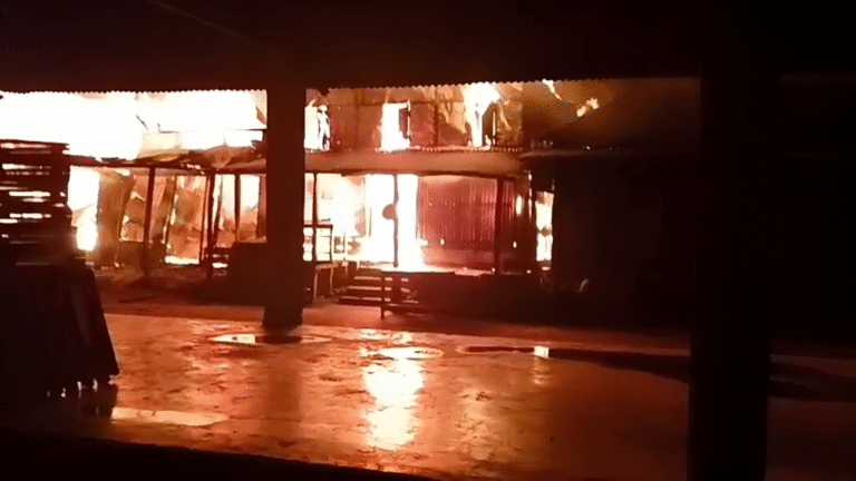 কলাপাড়ায় রাতে আগুন, পুড়ল বিএনপি অফিসসহ ৫ দোকান