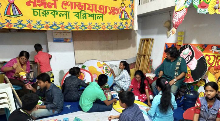 বরিশাল বিশ্ববিদ্যালয়ে চলছে মঙ্গল শোভাযাত্রার প্রস্তুতি