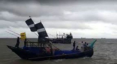 বঙ্গোপসাগরে ট্রলারে দস্যু হামলা: গুলিবিদ্ধসহ আহত অর্ধশত জেলে