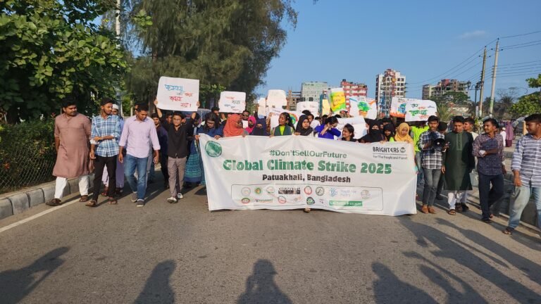 পটুয়াখালীতে জলবায়ু ন্যায়বিচারের দাবিতে ১৫টি তরুণ সংগঠনের শান্তিপূর্ণ ধর্মঘট