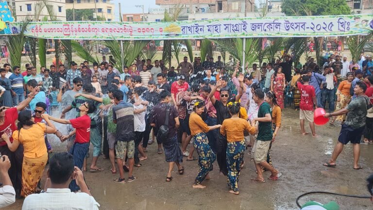 কুয়াকাটায় রাখাইনদের জলকেলি উৎসবে নতুন বছর ১৩৮৭ কে স্বাগত