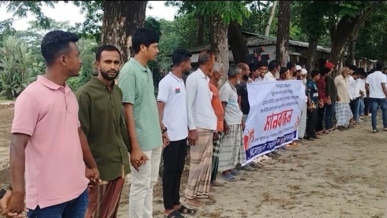 কলাপাড়ায় মাধ্যমিক বিদ্যালয়ে যোগ্য সভাপতি নিয়োগের দাবিতে মানববন্ধন