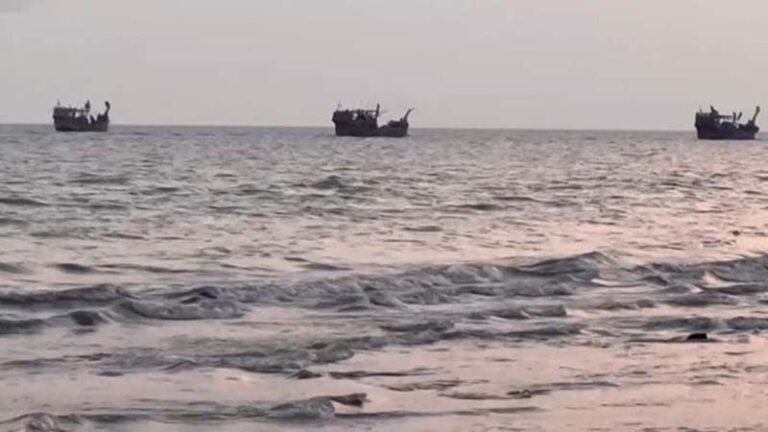 বঙ্গোপসাগরে ট্রলার ডাকাতি: গুলিবিদ্ধসহ আহত ৮, লুট ৮০ লাখ টাকার মালামাল