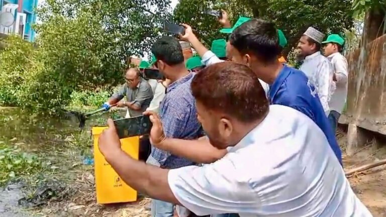 কুয়াকাটায় অবহেলিত কচ্ছপখালী খাল পরিষ্কারে নামলেন জেলা প্রশাসক