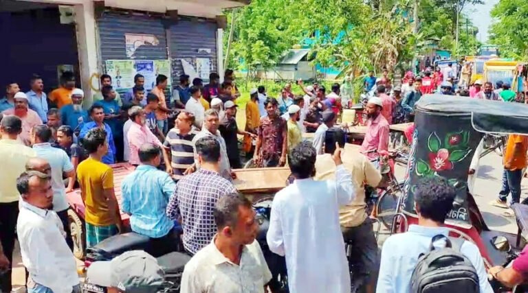 সড়ক সংস্কারের দাবিতে নলছিটিতে খোজাখালি-পোলেরহাট সড়ক অবরোধ