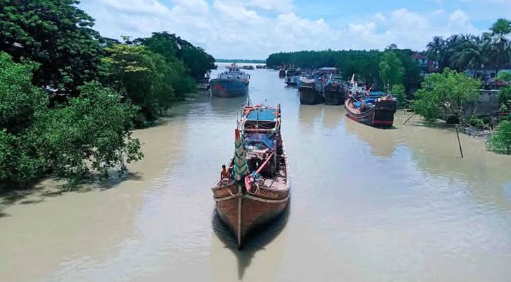 বরগুনায় শেকলে বন্দী জেলেদের জীবন: দাদন প্রথার ফাঁদে আটকে হাজারো মৎস্যজীবী