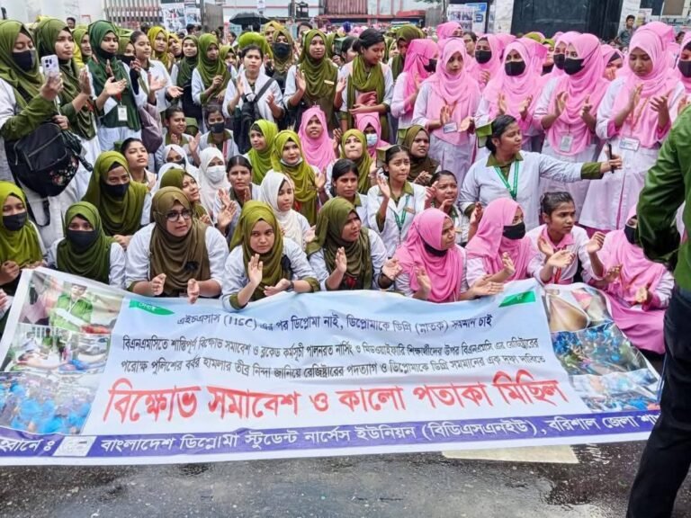 বরিশালে নার্সিং শিক্ষার্থীদের সড়ক অবরোধে যানজট