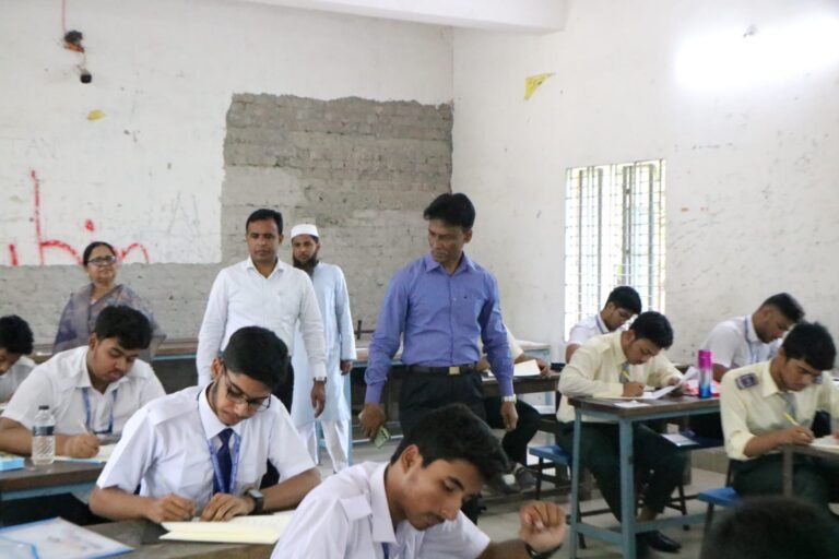 বরিশালে এসএসসি পরীক্ষা: কেন্দ্র পরিদর্শনে বিভাগীয় কমিশনার ও ডিসি