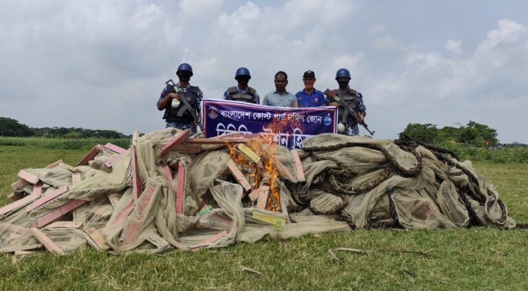 বরিশালের নদীতে অভিযান, পুড়িয়ে ফেলা হলো হাজারো মিটার অবৈধ জাল