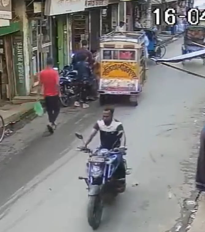 সিসিটিভিতে ধরা পড়লো বরিশালে মোটরসাইকেল চোর, তদন্তে নেমেছে পুলিশ