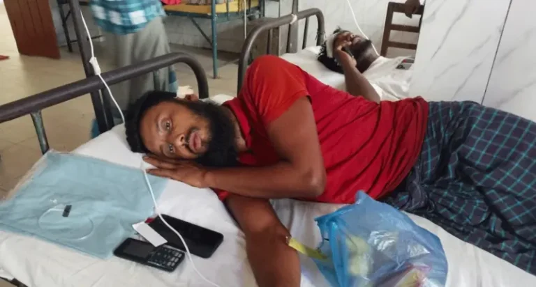 কলাপাড়ায় দা চুরির ঘটনায় তিনজনকে পিটিয়ে জখম