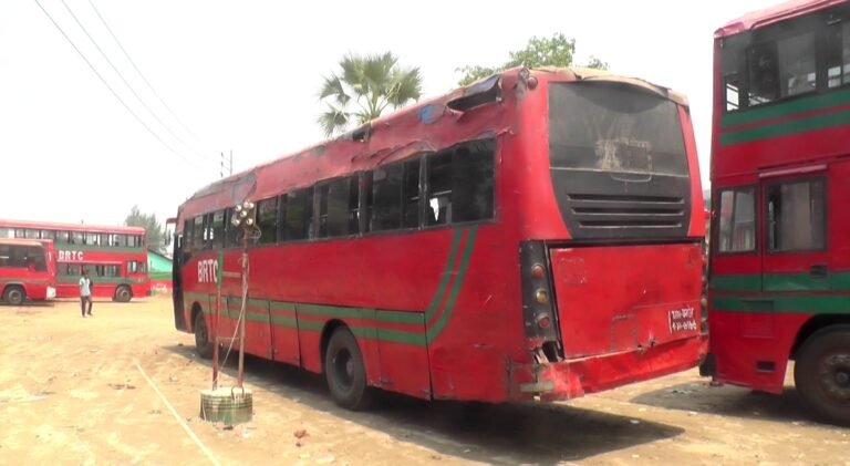 ফিটনেসবিহীন বাসে দক্ষিণাঞ্চলের যাত্রীদের ভোগান্তি