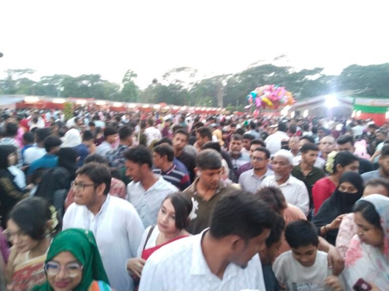 বরিশালে বৈশাখের প্রথম দিনে বিনোদন কেন্দ্রে দর্শনার্থীদের উপচে পড়া ভিড়