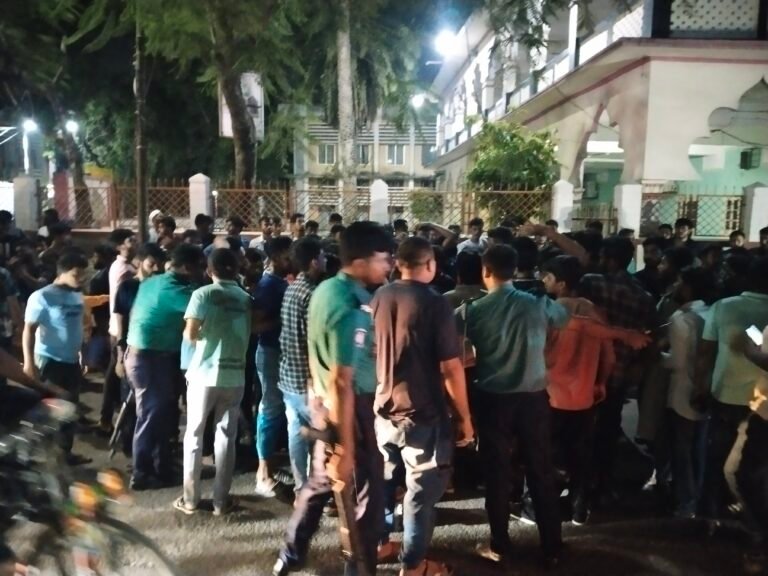 কুয়েট ভিসির অপসারণ দাবিতে বরিশালে সড়ক অবরোধ