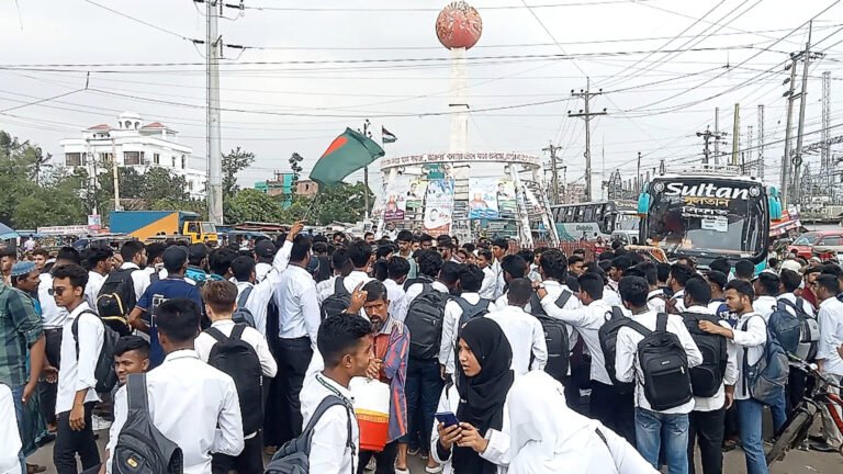 ছয় দফা দাবিতে পটুয়াখালীতে পলিটেকনিক শিক্ষার্থীদের সড়ক অবরোধ