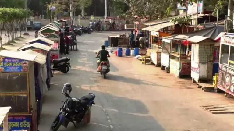 বরিশালের বেলস পার্ক এখন হাটবাজার, দর্শনার্থীদের ক্ষোভ