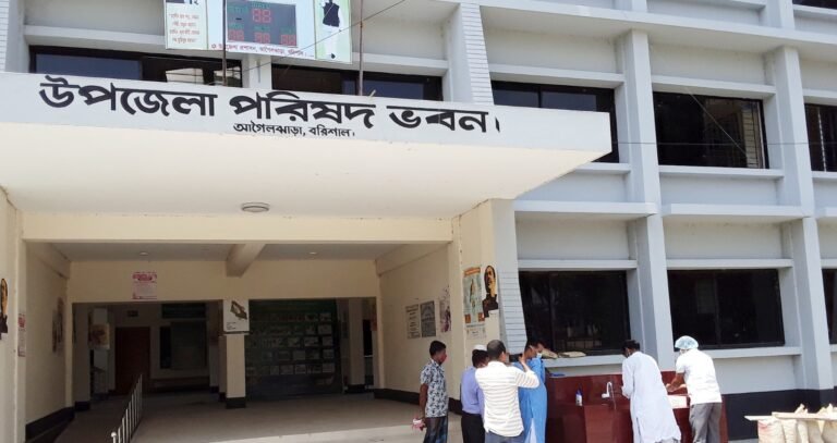 তিনজন অসাধু কর্মচারীকে শোকজ করে বিপাকে ইউএনও
