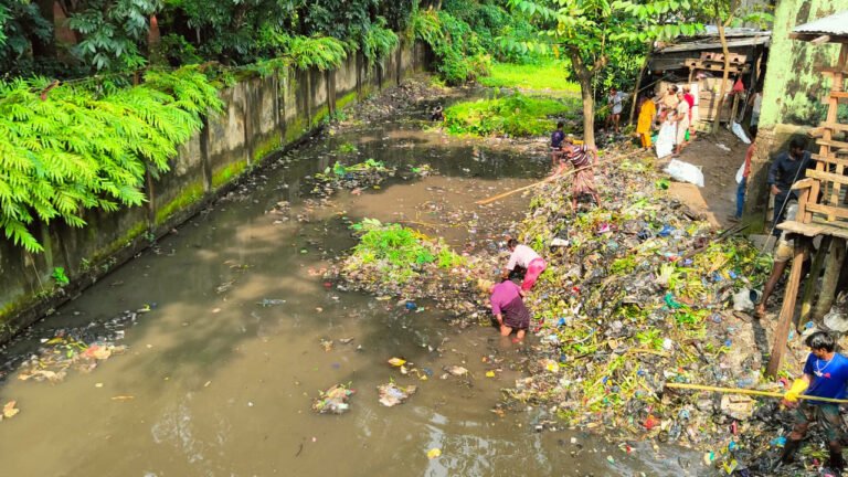 অস্তিত্ব সংকটে বরিশালের খালগুলো: জলাবদ্ধতা ও পরিবেশ বিপর্যয়ের আশঙ্কা