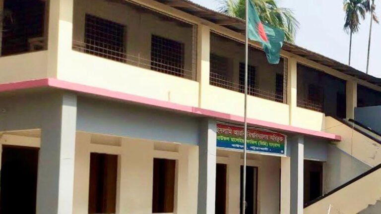 বাউফলে দাখিল পরীক্ষায় হিজাব না খোলায় ৪ ছাত্রী শাস্তির মুখে, অভিযোগে চাঞ্চল্য