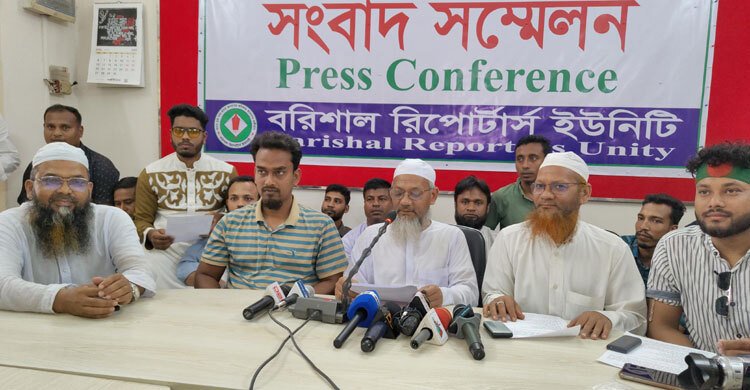 বরিশালে খেয়াঘাটের ইজারা বাতিলসহ ১৮ দফা দাবিতে সংবাদ সম্মেলন