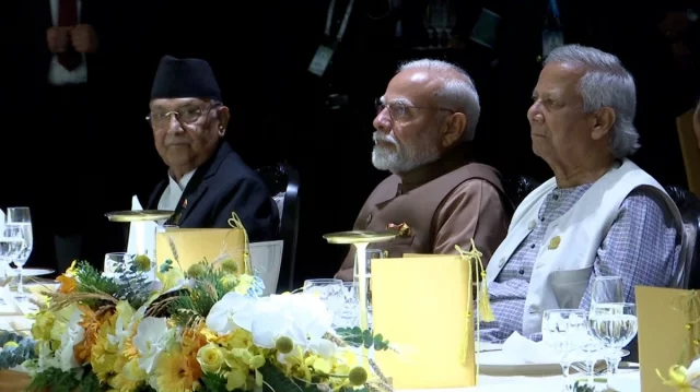 নৈশভোজের টেবিলে পাশাপাশি ইউনূস-মোদি