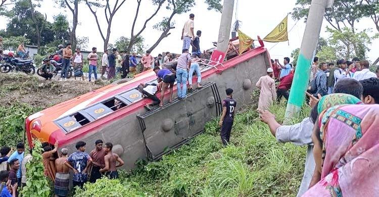 ফরিদপুরে বাস খাদে পড়ে ৫ জন নিহত, আহত ৩৫