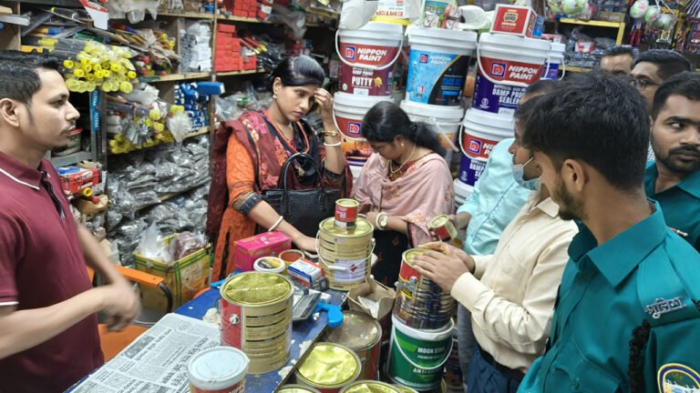 বরিশালে তিন দোকানে ভোক্তা অধিকার আইন ভাঙায় ৬৫ হাজার টাকা জরিমানা