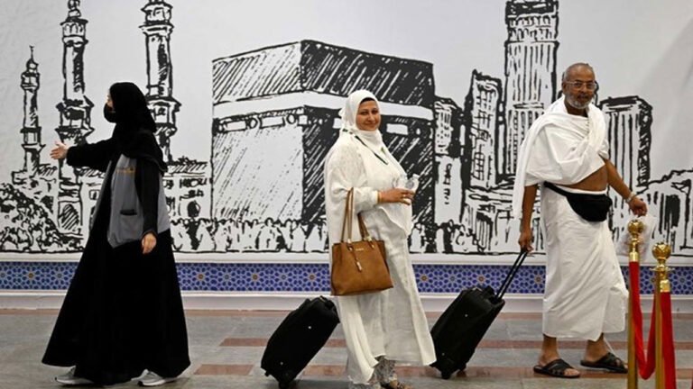 ৩৯৮ হজযাত্রী নিয়ে  প্রথম ফ্লাইট রওনা