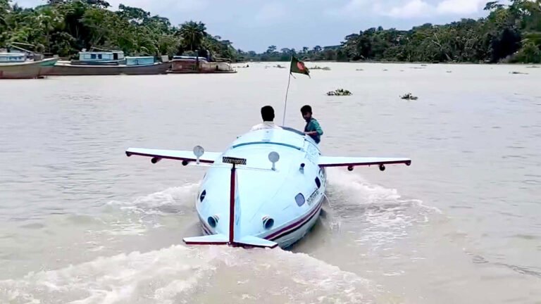 বিমানের নকশায় অভিনব নৌকা বানালেন বরিশালের মোস্তফা কামাল