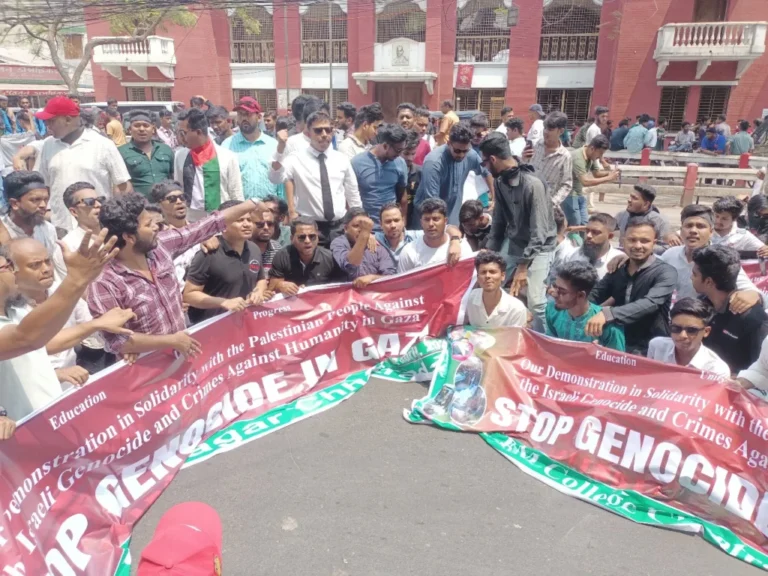 ফিলিস্তিনে ইসরায়েলের বর্বর হামলার প্রতিবাদে বরিশালে বিক্ষোভ ও সড়ক অবরোধ