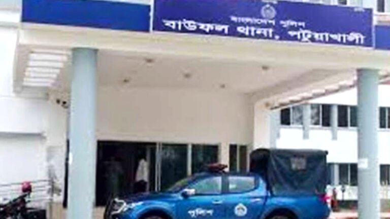 বাউফলে সালিশে ডাক না পেয়ে হামলা, অভিযোগ সাবেক যুবদল নেতার বিরুদ্ধে