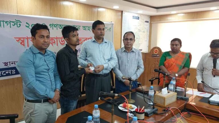 ঝালকাঠিতে জুলাই আন্দোলনের আহতদের মাঝে স্বাস্থ্য কার্ড বিতরণ