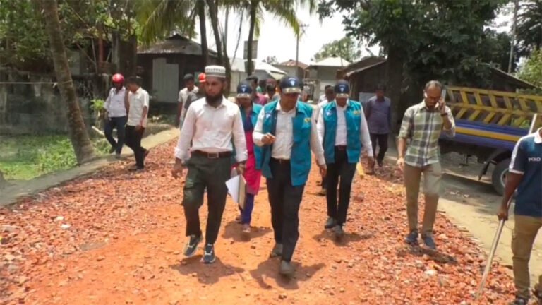 পটুয়াখালীতে নিম্নমানের উপকরণে সড়ক নির্মাণের অভিযোগ, দুদকের অভিযান